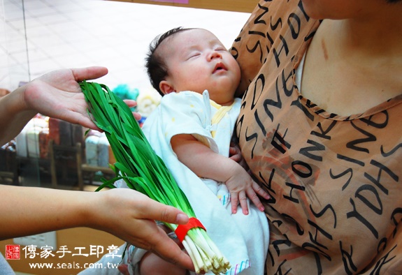 永谷寶寶(新北永和區嬰兒寶寶滿月剃頭理髮、免費嬰兒剃胎毛儀式吉祥話)。中國風會場，爸媽寶貝免費穿「日中韓」古裝禮服。專業拍照、DVD光碟、證書。★購買「臍帶章、肚臍章、胎毛筆刷印章」贈送：剃頭、收涎、抓周，三選一。 2015.11.17 照片10